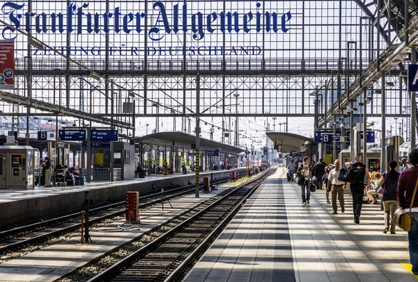 Personen, die am Frankfurter Bahnhof ankommen oder abfahren — Stockfoto