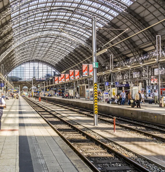 Mensen die aankomen of vertrekken in de Frankfurt treinstation — Stockfoto