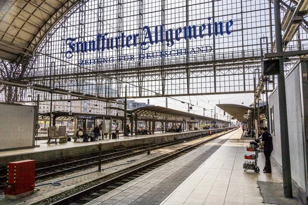 Lidé přijíždějící nebo odjíždějící na frankfurtské nádraží — Stock fotografie