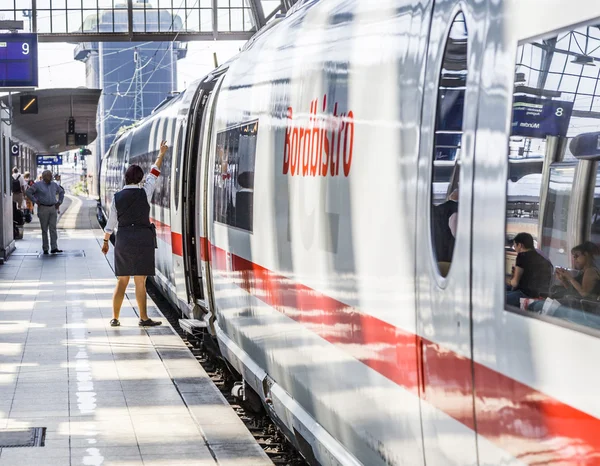 Tren istasyonu terk ettiği için iletken Tamam işareti verir — Stok fotoğraf