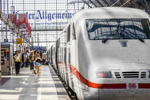 Mensen die aankomen of vertrekken in de Frankfurt treinstation — Stockfoto