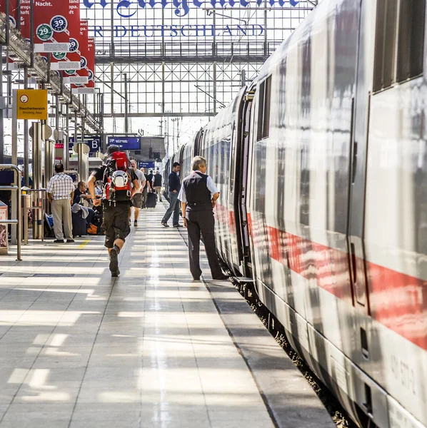 Gelen veya Frankfurt adlı çıkış yapan insanlar tren istasyonu — Stok fotoğraf