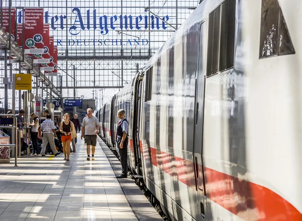 Люди прибувають або відправляються в у Франкфурті залізничного вокзалу — стокове фото
