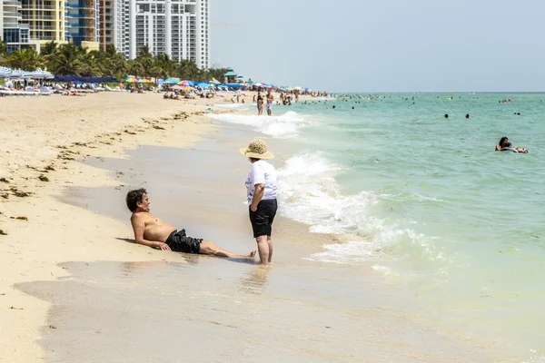 Lidé si odpočinout u mola v Sunny Isles Beach — Stock fotografie