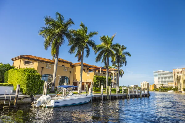 Boats at waterfront homes in Fort Lauderdale — Stock Photo, Image
