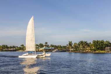 Fort Lauderdale kanalda yelkenli tekne