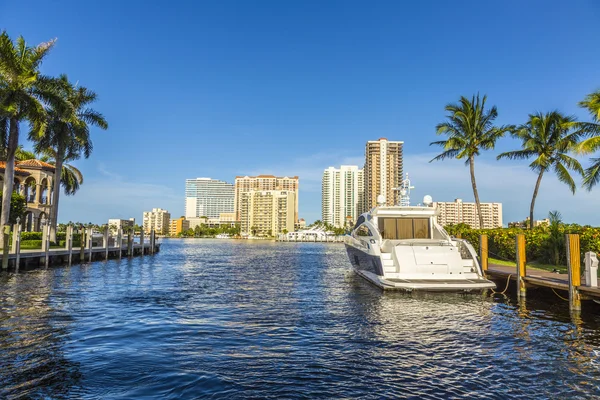 Barcos em casas à beira-mar em Fort Lauderdale — Fotografia de Stock