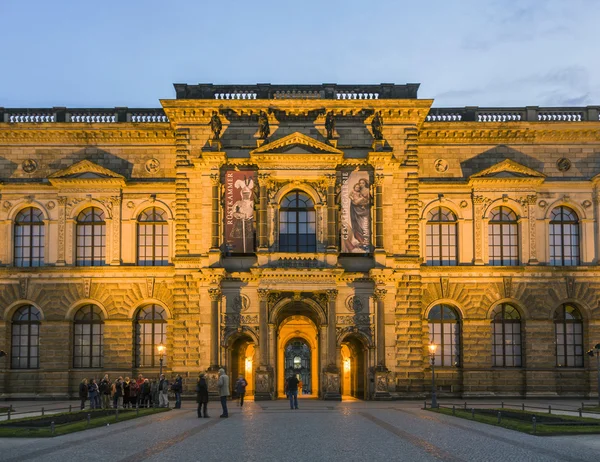 Die Außenfassade der Gemäldegalerie Alte Meister in zwinger — Stockfoto