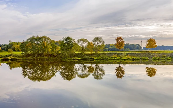 Riflessione di alberi in tauber fluviale — Foto Stock
