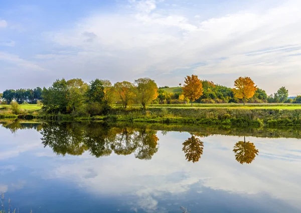 Reflektion av träd i floden tauber — Stockfoto