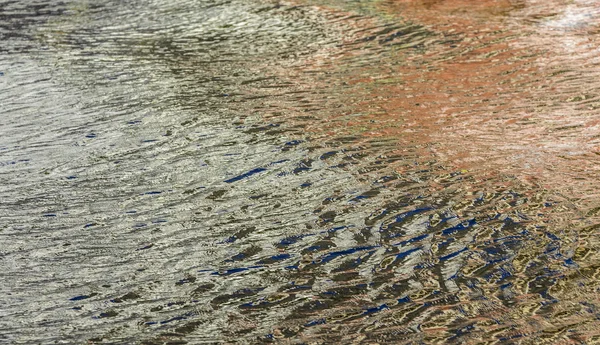 Відображення барвистих хмарочосів в океані — стокове фото