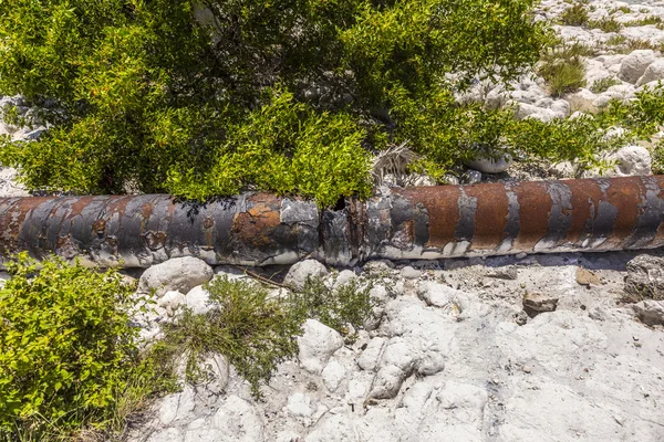 Velhos tubos enferrujados na praia — Fotografia de Stock