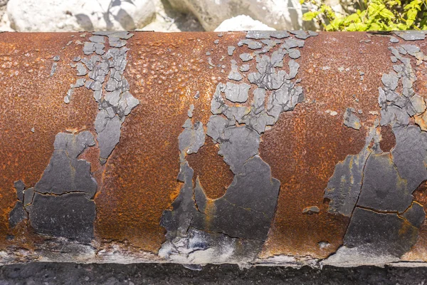 Viejos tubos oxidados en la playa —  Fotos de Stock