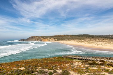 Aljezur, Argave, Portekiz Praia da Amoreira 'da güzel bir sahil ve sahil.