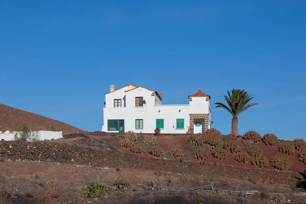 Lanzarote tarzı tipik bir ev. İspanya 'nın Lanzarote adasındaki Yaiza köyünün girişinde.