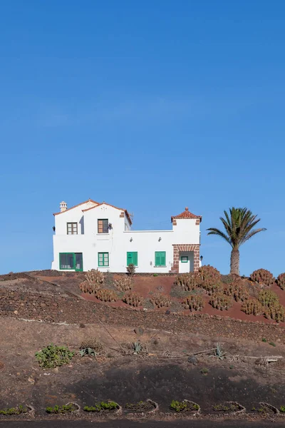 Lanzarote tarzı tipik bir ev. İspanya 'nın Lanzarote adasındaki Yaiza köyünün girişinde.