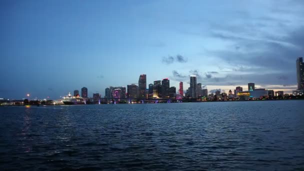 Zonsondergang in Miami met reflectie in de oceaan — Stockvideo