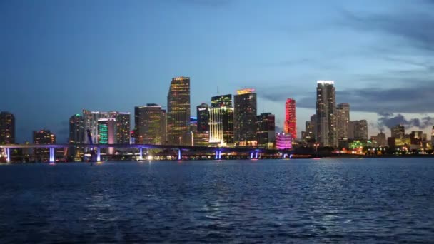 Solnedgång i Miami med reflektion i havet — Stockvideo