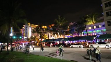 İnsanlar okyanus sürücü Miami Beach gece akşam tadını çıkarın.
