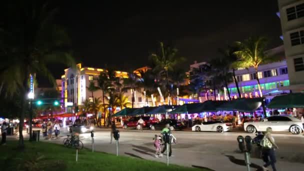 As pessoas gostam da noite no Ocean Drive em Miami Beach — Vídeo de Stock