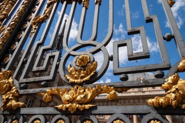 Paris 'teki Sainte-Chapelle ya da Kutsal Şapel' in ayrıntıları Paris 'teki 16. Louis' in İsa 'nın kalıntıları koleksiyonuna ev sahipliği yapmak için inşa edildi.