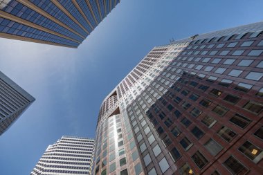 San Francisco 'nun finans bölgesinde tarihi ve modern gökdelenli şehir mimarisi.