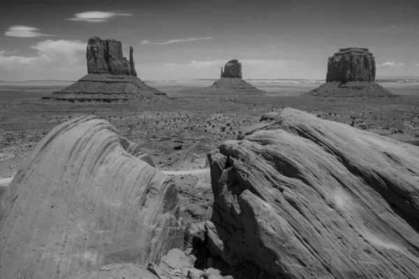 Manzara Anıtı Vadisi ikonik kırmızı kaya oluşumlarıyla yaz mevsiminde üç eldiven ve kurak araziyle ziyaretçi merkezinden üç popo Sean
