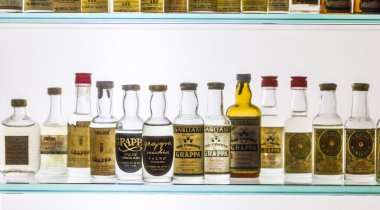Bassano del Grappa Grappa müzede eski Grappa şişelerde