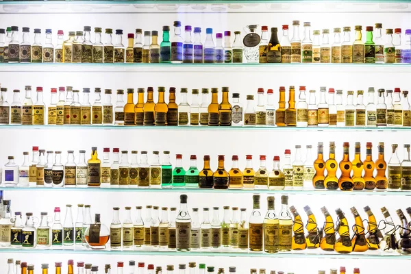 Vecchie bottiglie di Grappa in un Museo della Grappa a Bassano del Grappa — Foto Stock
