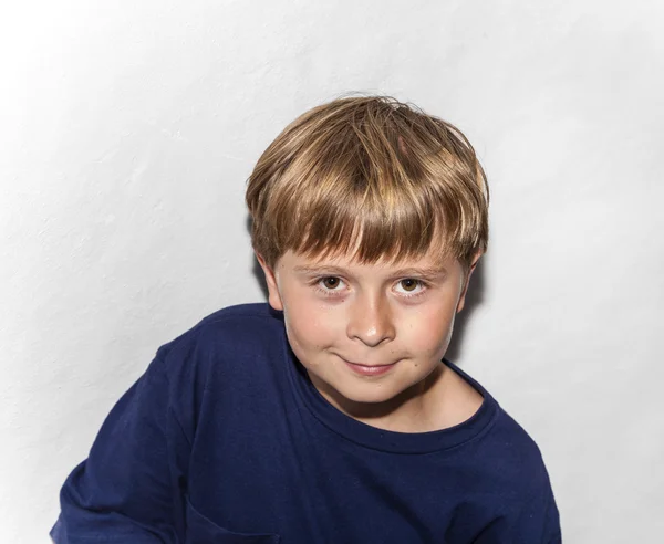 Criança com camisa azul e fundo branco — Fotografia de Stock