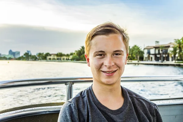 Bonito menino amigável em um barco — Fotografia de Stock