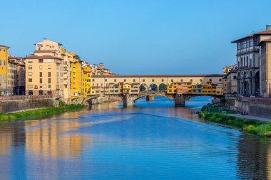 Arno Nehri Floransa ünlü tarihi Ponte Veccio