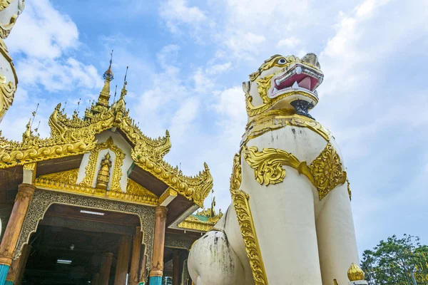 León de piedra en la entrada de la pagoda Shwedagon en Rangún —  Fotos de Stock