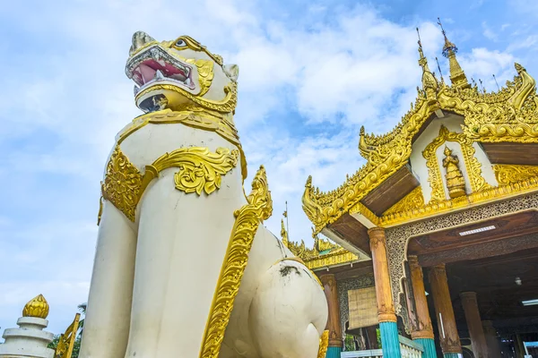 Stenen leeuw op ingang van Shwedagon pagoda in Rangoon — Stockfoto