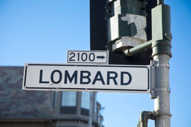 San Francisco 'da bir kavşakta sokak tabelası.