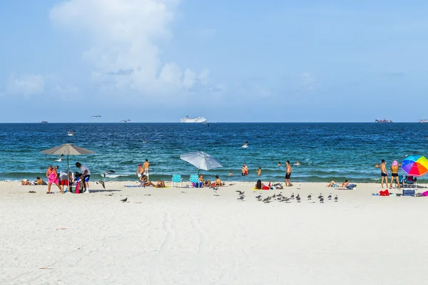 People enjoy south beach  in Miami — Stok fotoğraf