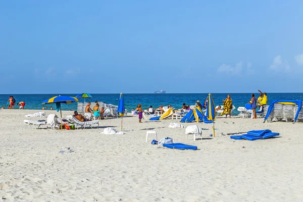 People enjoy south beach  in Miami — Stockfoto