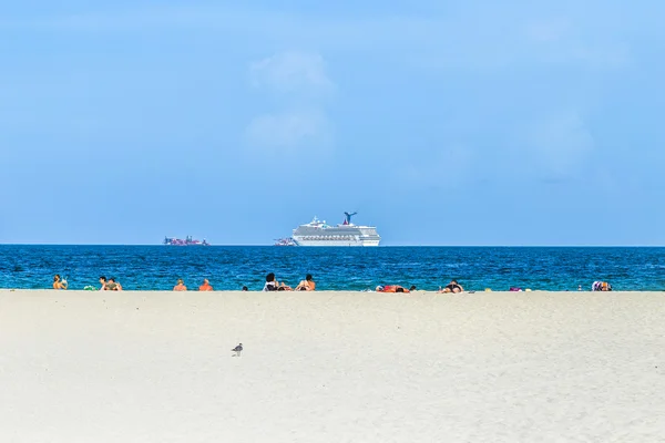 Menschen genießen Südstrand in Miami — Stockfoto