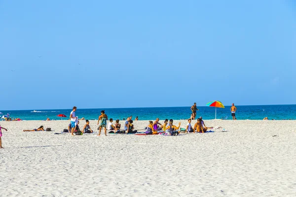 La gente disfruta de la playa sur en Miami — Foto de Stock