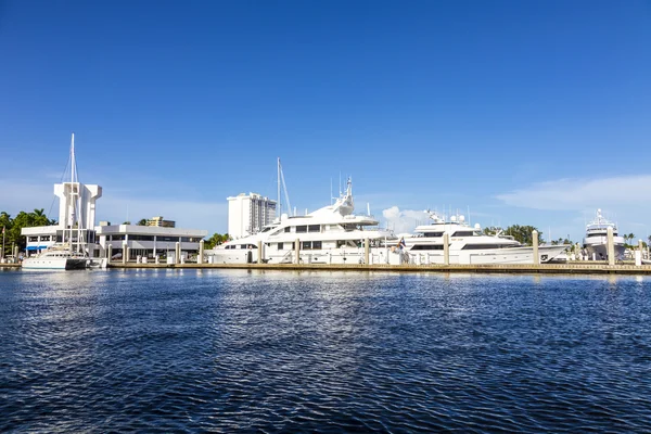 Barcos em casas à beira-mar em Fort Lauderdale — Fotografia de Stock