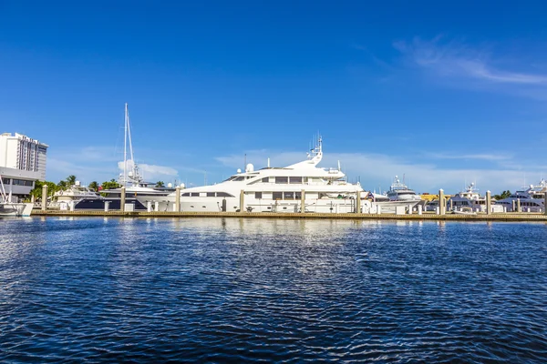 Barcos em casas à beira-mar em Fort Lauderdale — Fotografia de Stock