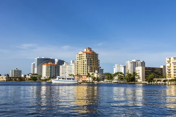 Båtar på waterfront homes i fort lauderdale — Stockfoto