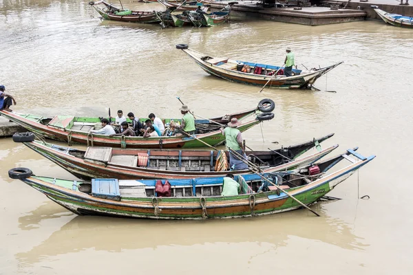 Gente local en los botes largos típicos en el lago de la inle —  Fotos de Stock