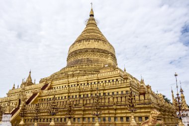 Pagoda, golden pagoda mavi gökyüzü ile