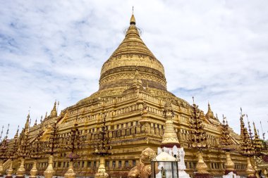 Pagoda, golden pagoda mavi gökyüzü ile