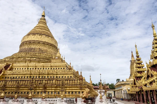 Pagoda, pagoda dorata con cielo blu — Foto Stock