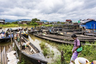 Transportation and material transport of Intha monority people b