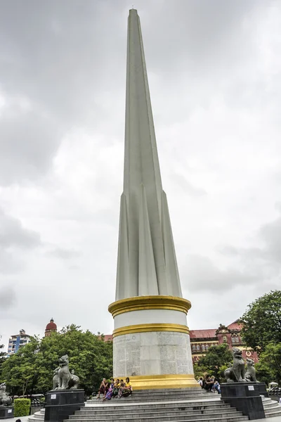 People visit the  Independence Monument obelisk — Stock Photo, Image