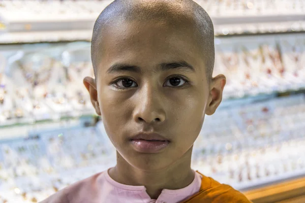 Monge noviço na famosa escola do Mosteiro Shwe Yan Pyay — Fotografia de Stock