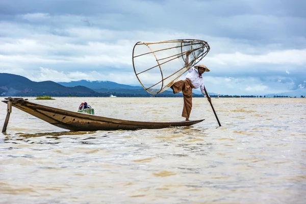 Intha balıkçı onun kanoya Balık ağı ile balıkçılık — Stok fotoğraf
